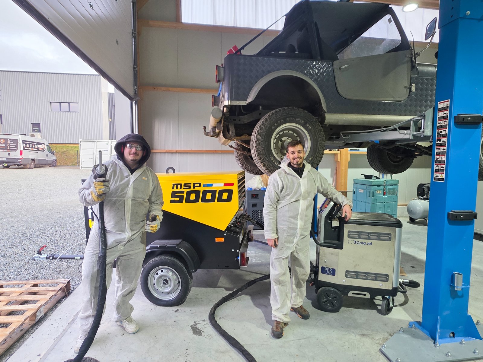 Technicien effectuant un nettoyage cryogénique sur une chaîne de production industrielle pour l'entretien et la désinfection des équipements.